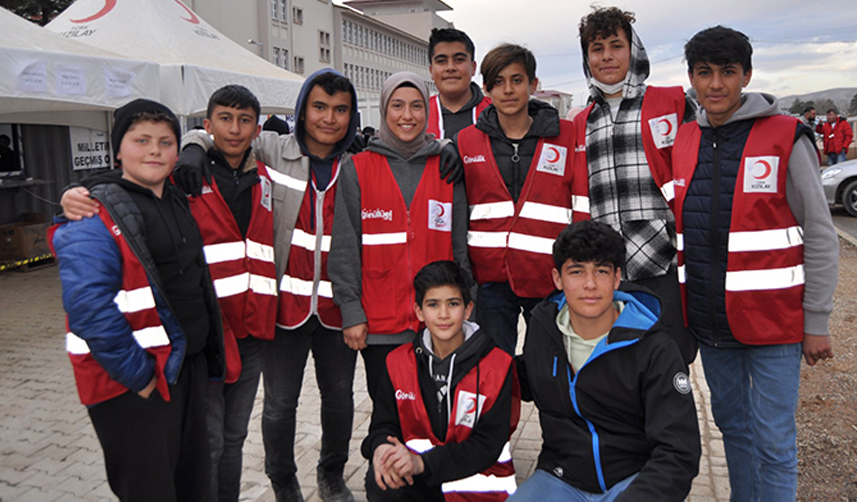 Deprem bölgesine Trabzon'dan gönüllü gitti! Depremzedelere yardım ediyor