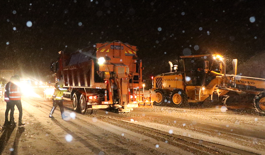Bayburt-Erzurum karayolunda kar ve tipi etkili oldu