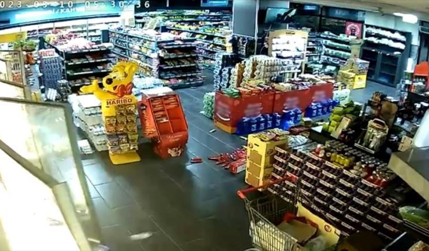 Kayseri'de 4.8 büyüklüğünde deprem! O anlar kameraya böyle yansıdı