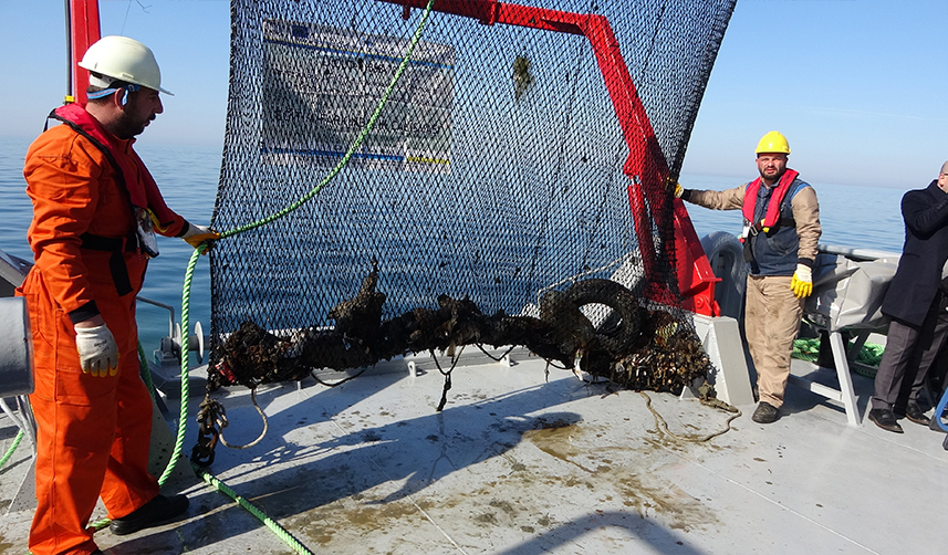 KTÜ'lü isim deniz kirliliğine dikkat çekti Balıktan çok plastik atık olacak