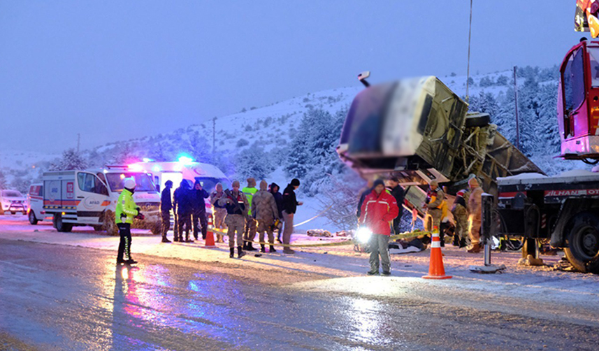 Trabzon'a gelen yolcu otobüsü şarampole devrildi! 2 ölü 21 yaralı