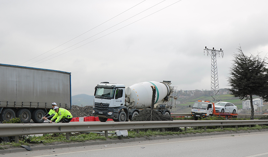 Samsun'da otomobil refüje çıktı! Ağacı yerinden söktü 