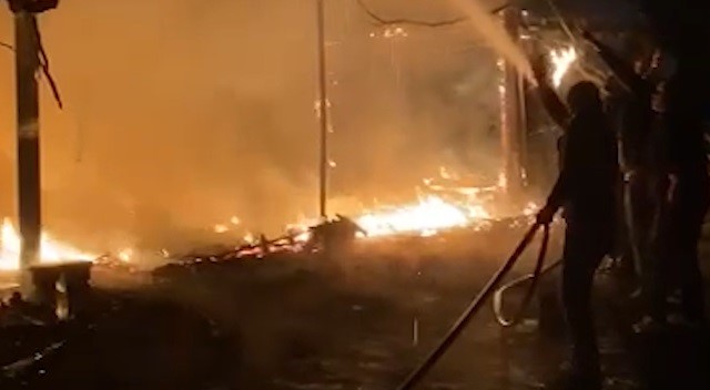 Rize'de alevler geceyi aydınlattı! Büyük yangın