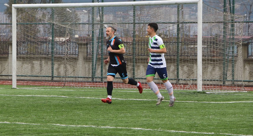 Rize'de baba ve oğul futbolcular rakip oldu!