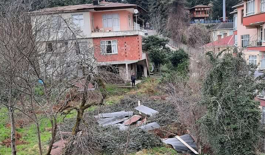 Rize'de kuvvetli rüzgar ev ve iş yerlerine zarar verdi