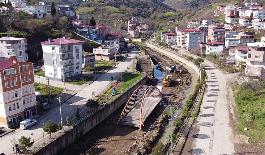 Samsun'da 22 metrelik 34 ton ağırlığındaki köprü karadan taşındı