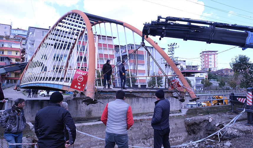 Samsun'da 22 metrelik 34 ton ağırlığındaki köprü karadan taşındı