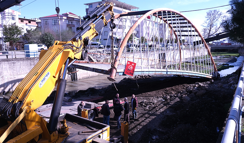 Samsun'da 22 metrelik 34 ton ağırlığındaki köprü karadan taşındı