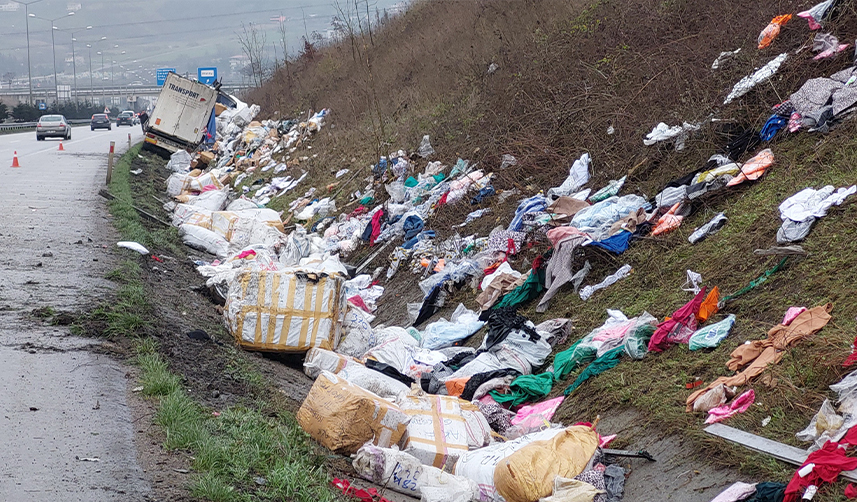 Samsun'da-tır-kaza-yaptı!-Giysiler-yola-saçıldı