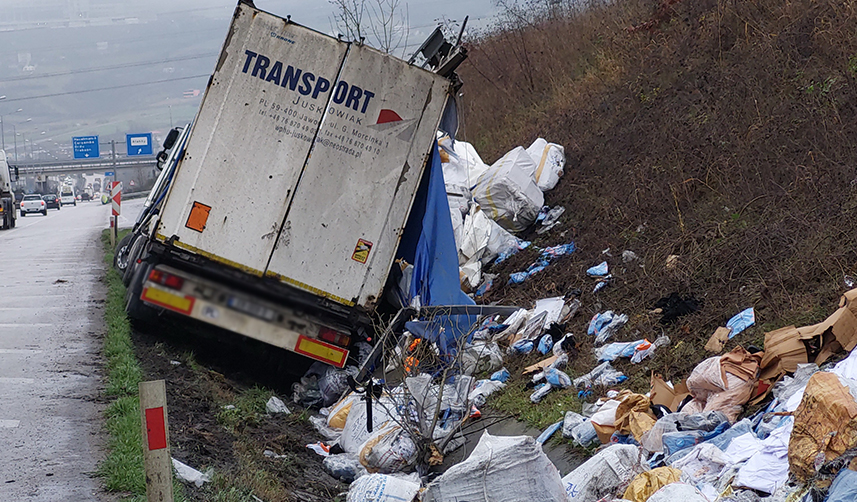 Samsun'da-tır-kaza-yaptı!-Giysiler-yola-saçıldı