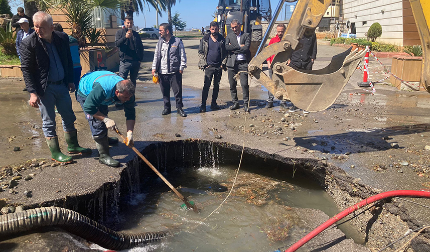 Trabzon’da su hattı patladı! Yol göle döndü