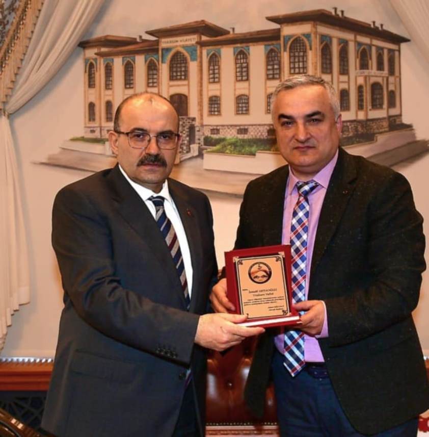 Trabzon Artvinliler Derneği'nden deprem plaketi