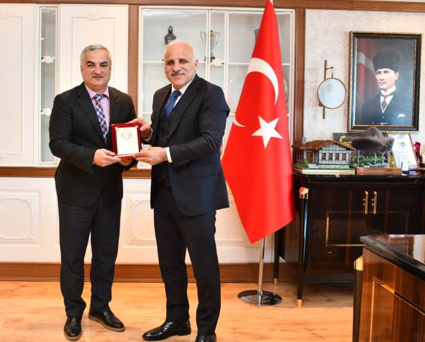 Trabzon Artvinliler Derneği'nden deprem plaketi