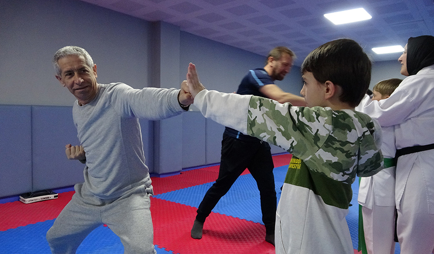 Trabzon'da çocuklar, aileleriyle birlikte 'karate' yapıyor