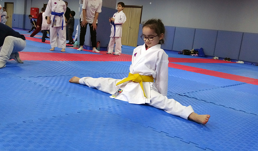 Trabzon'da çocuklar, aileleriyle birlikte 'karate' yapıyor