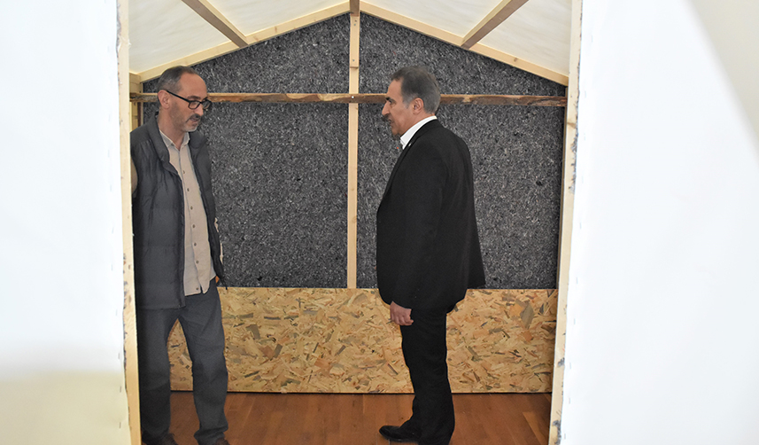 Trabzon'da depremzedeler için el ele! Spor salonunda çadır üretilmeye başlandı