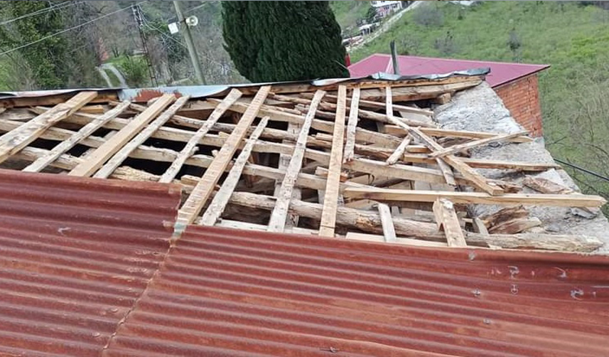 Trabzon'da fırtına etkisi! O ilçede de hasara yol açtı