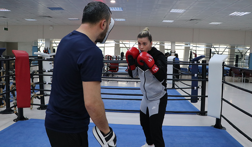 Trabzonlu milli boksör Sıla Sürmeneli adından söz ettiriyor