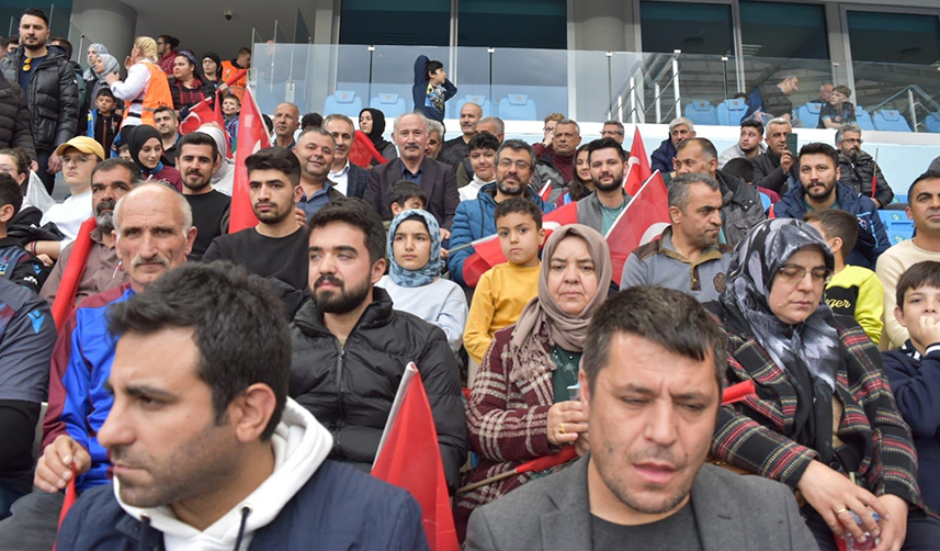 Trabzonspor depremzedelere moral oldu