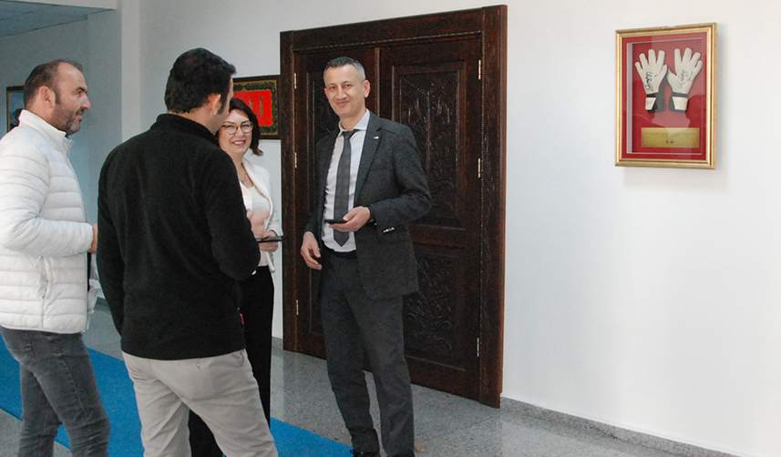 Trabzonspor kalecisi Uğurcan Çakır'ın eldivenleri Valilik binasında sergileniyor