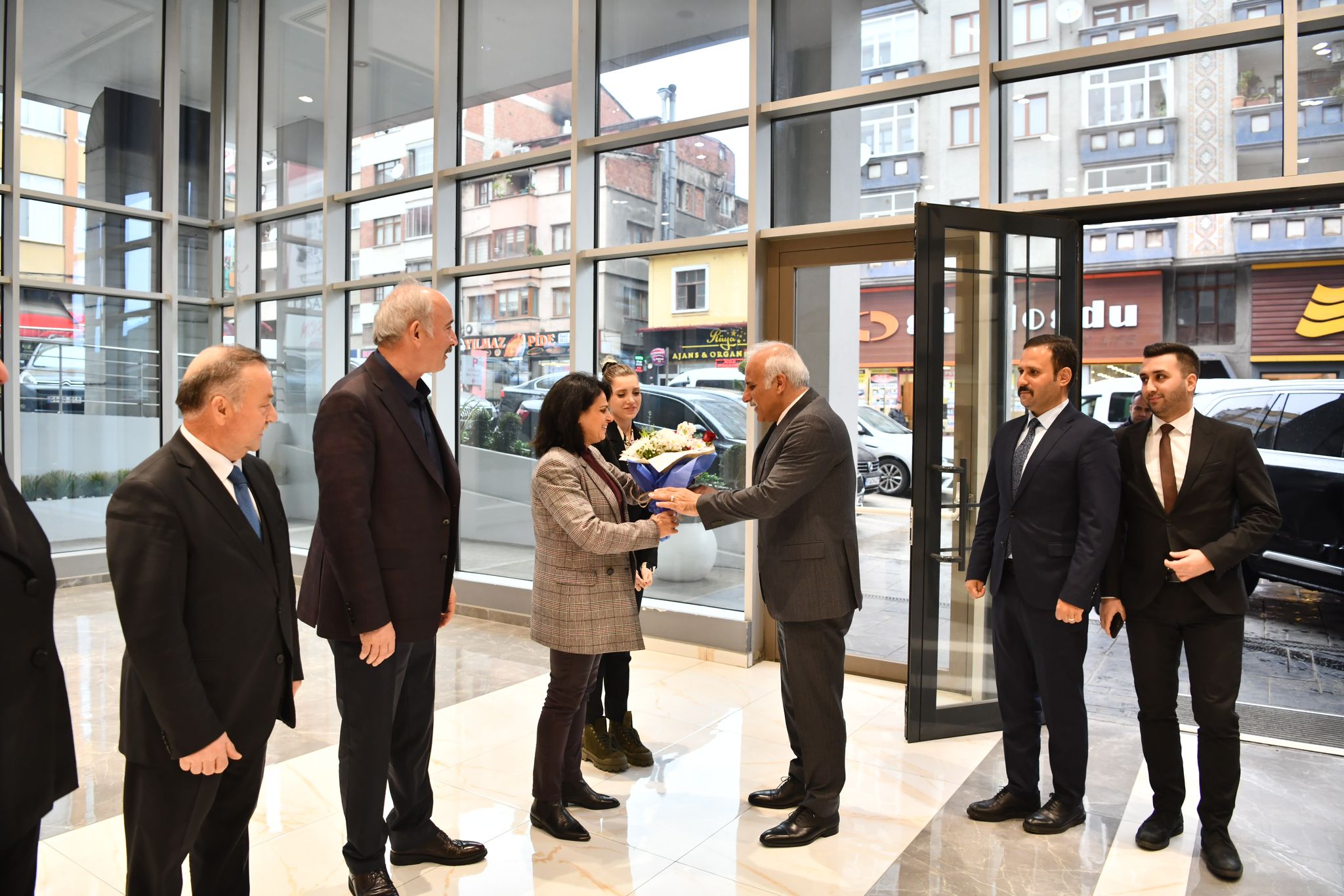 25 gün sonra deprem bölgesinden dönen Başkan Zorluoğlu çiçeklerle karşılandı