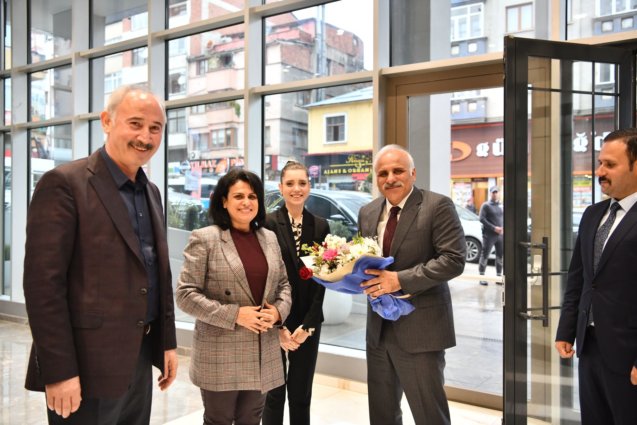 25 gün sonra deprem bölgesinden dönen Başkan Zorluoğlu çiçeklerle karşılandı