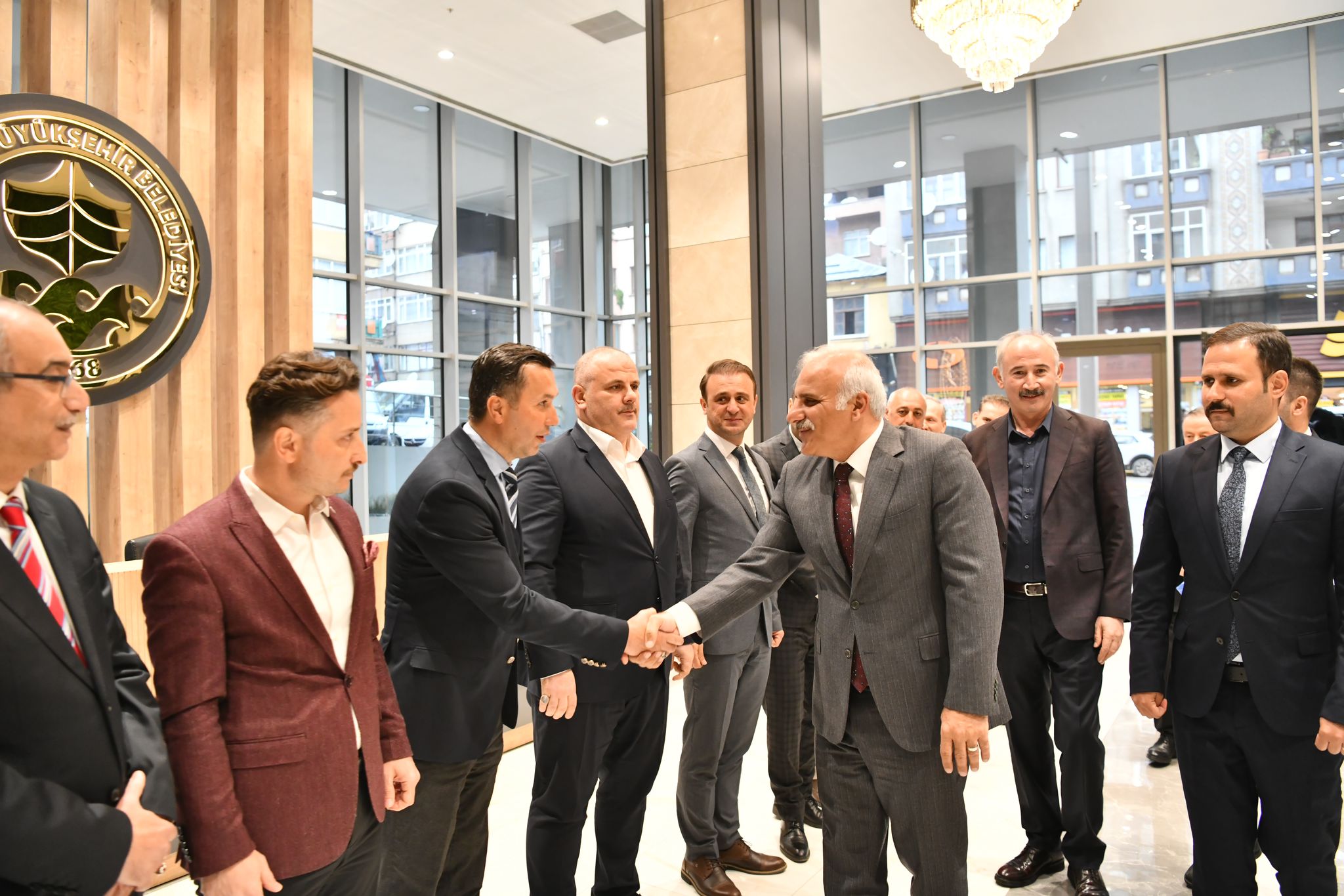 25 gün sonra deprem bölgesinden dönen Başkan Zorluoğlu çiçeklerle karşılandı