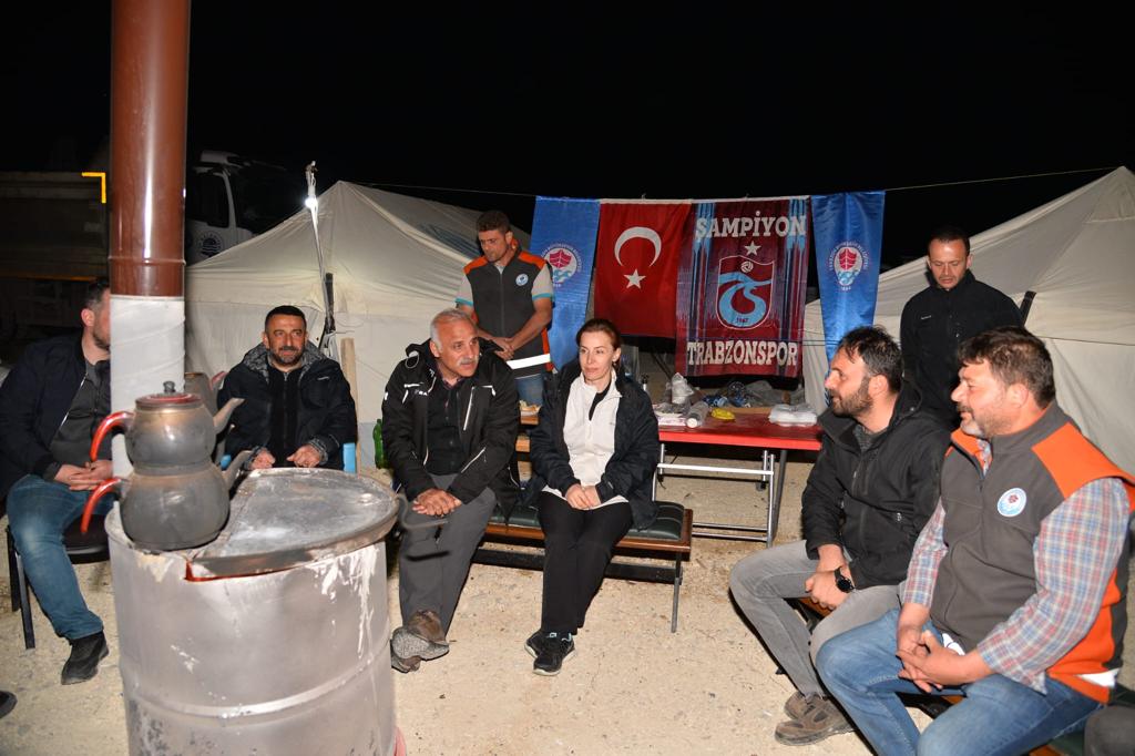 Başkan Zorluoğlu şehir şehir gezerek depremzedelerle buluşuyor   