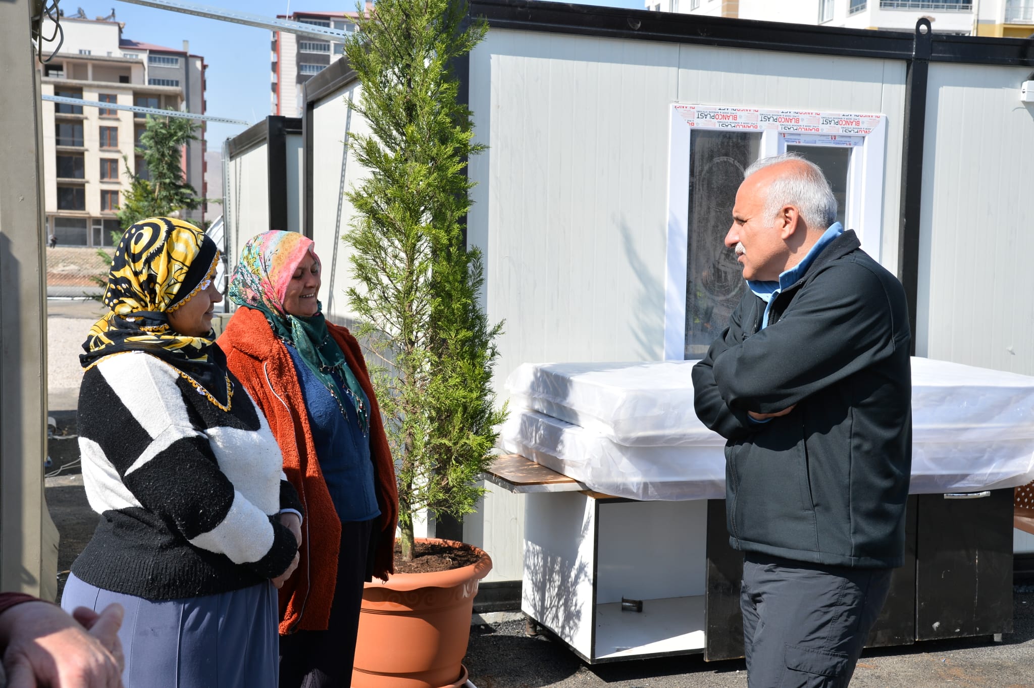 Başkan Zorluoğlu şehir şehir gezerek depremzedelerle buluşuyor   
