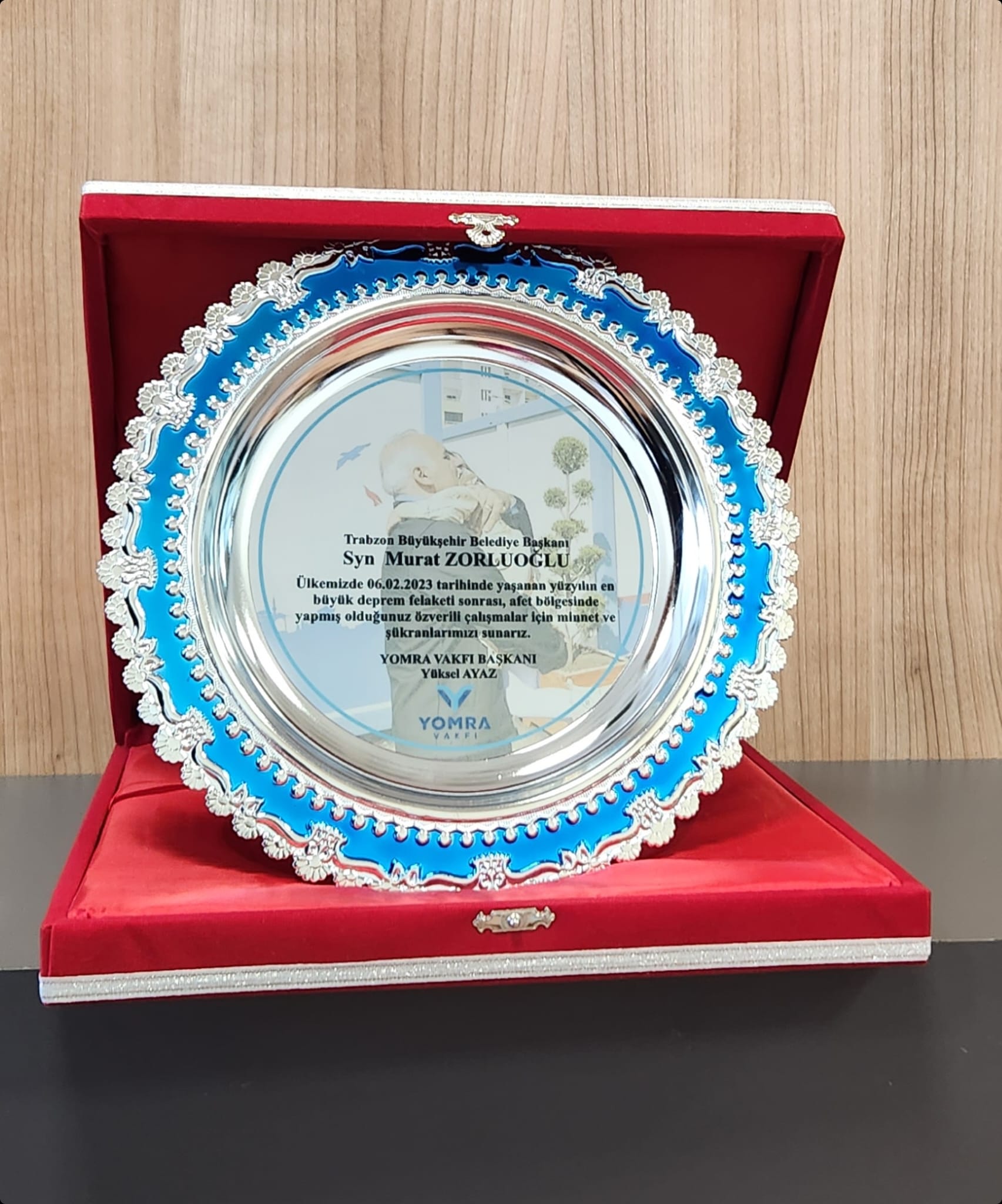 Trabzon Yomra Vakfı Başkanı Ayaz'dan Zorluoğlu'na teşekkür plaketi 