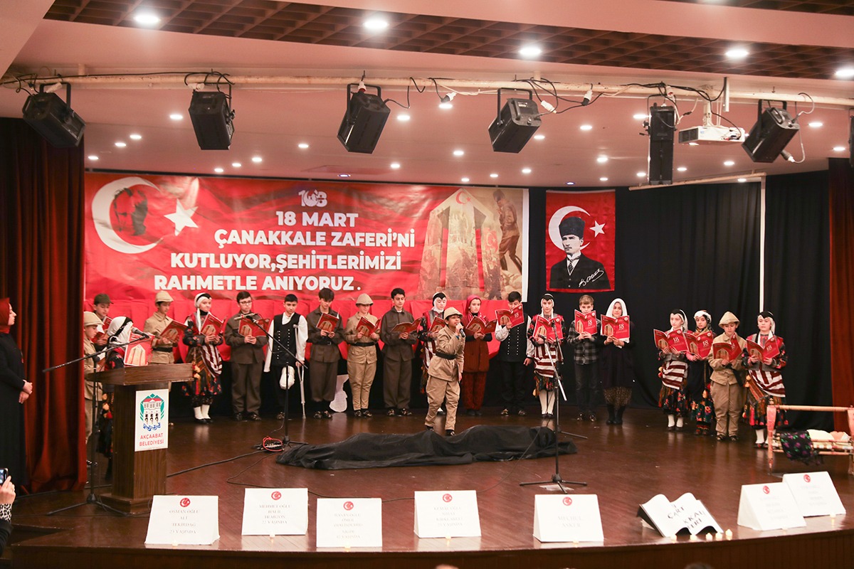 Akçaabat'ta çelenk sunma töreni düzenlendi