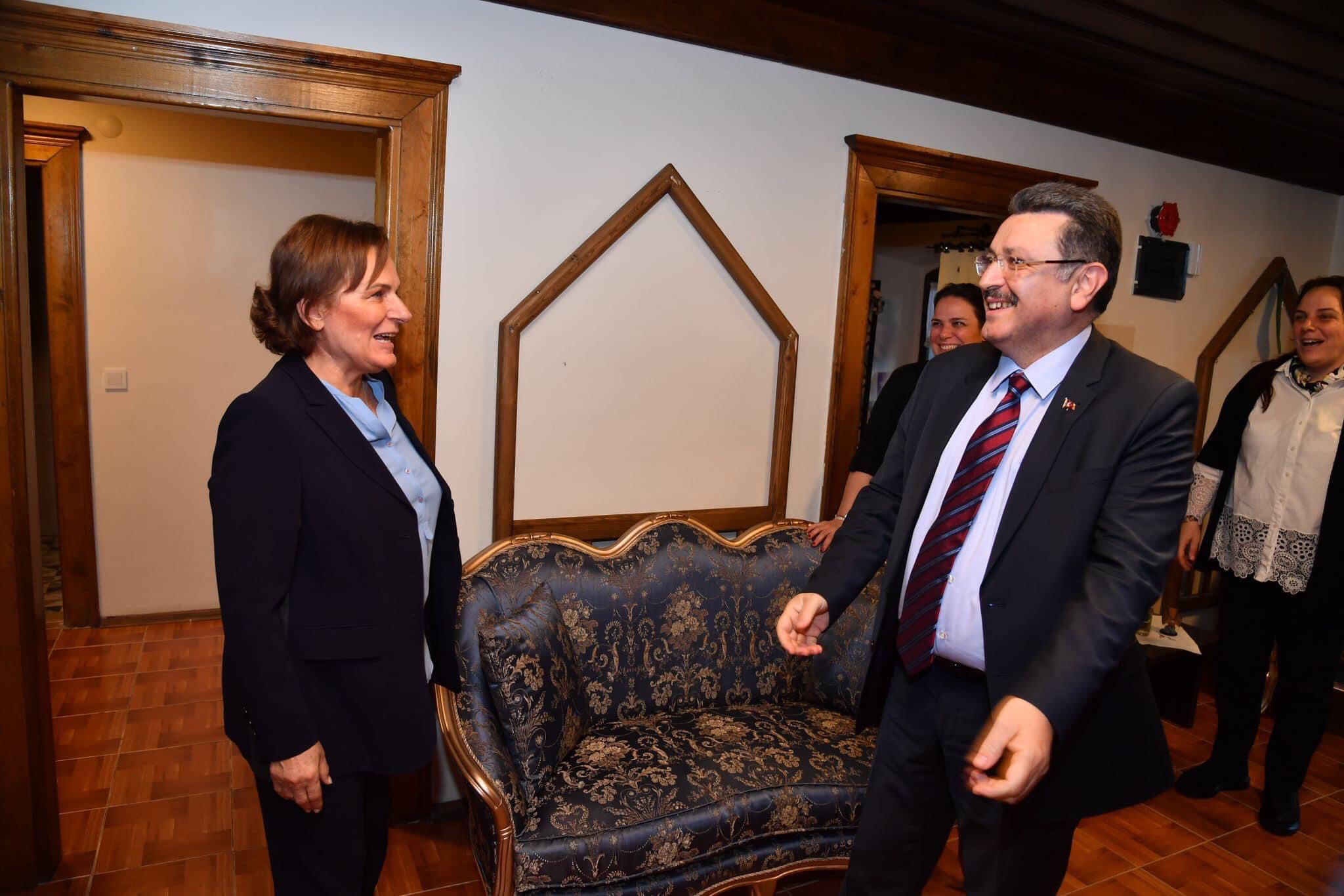 Trabzon'da Başkan Genç, Kadınla Başlar Derneği ile iftarda buluştu