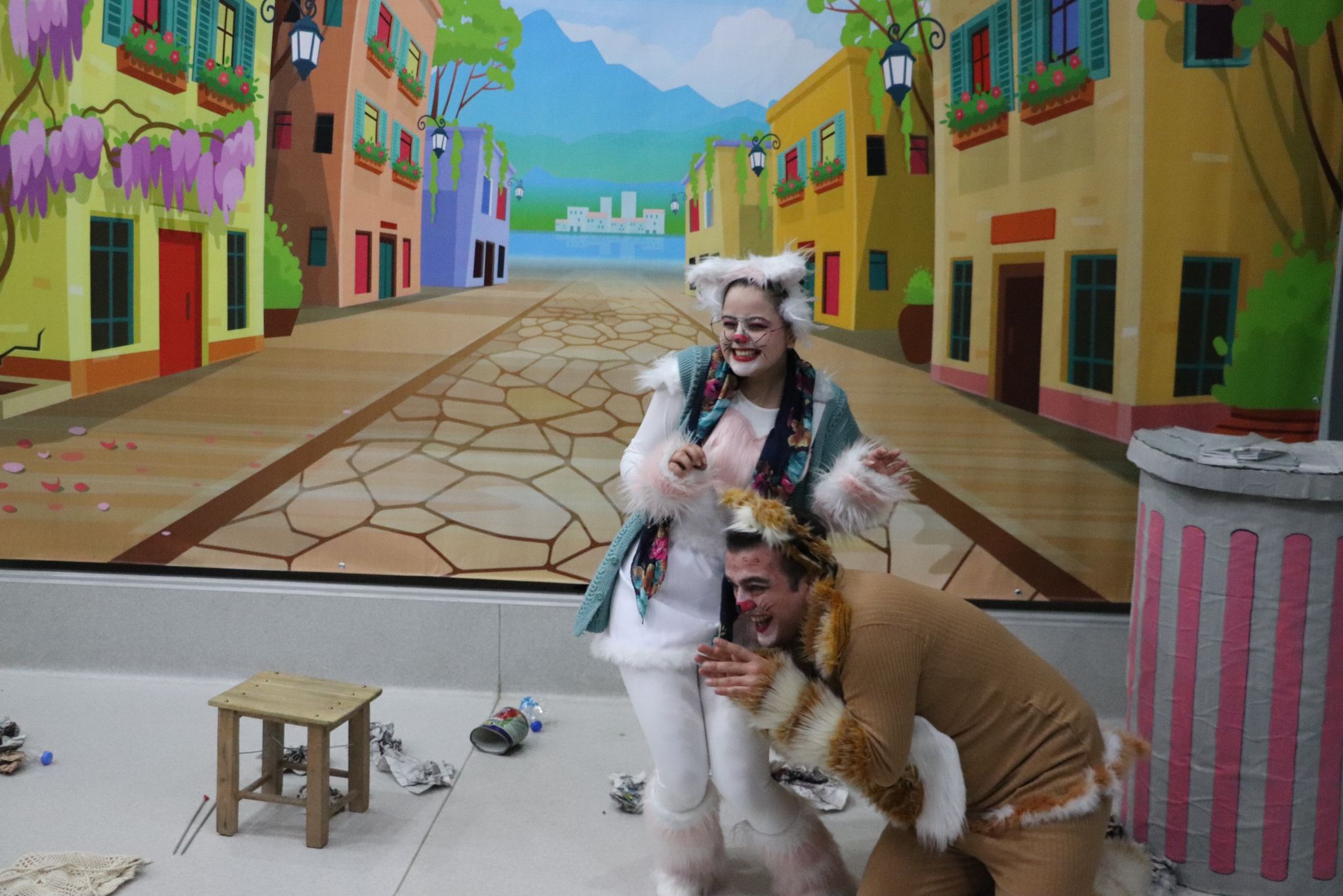 Trabzon'da depremzede çocuklara tiyatro gösterisi