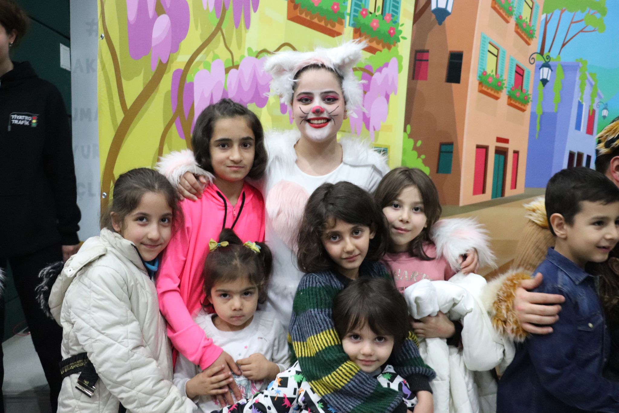 Trabzon'da depremzede çocuklara tiyatro gösterisi