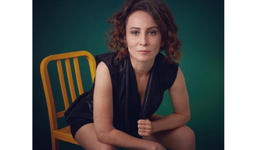 Yalı-Çapkını-dizisinin-yıldızı-pozlarıyla-nefes-kesti!-1