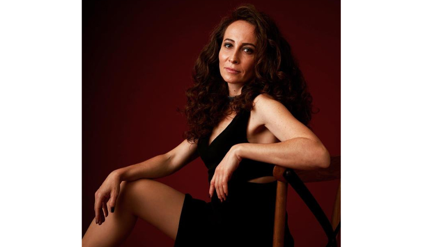 Yalı-Çapkını-dizisinin-yıldızı-pozlarıyla-nefes-kesti!