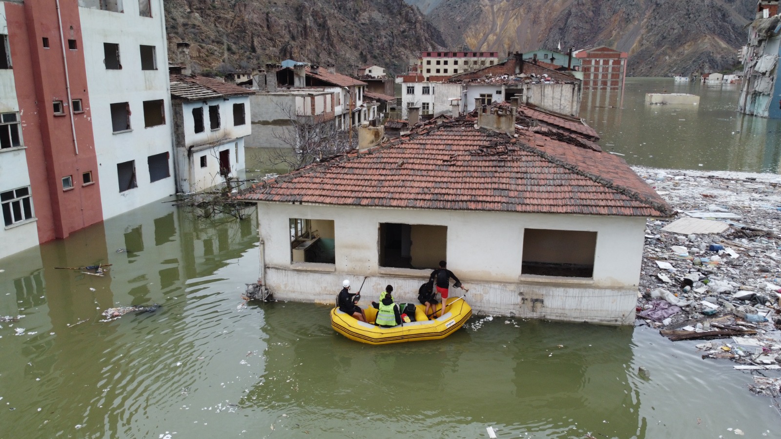 Yusufeli Barajı'nda yaklaşık bin sahipsiz hayvan kurtarıldı 