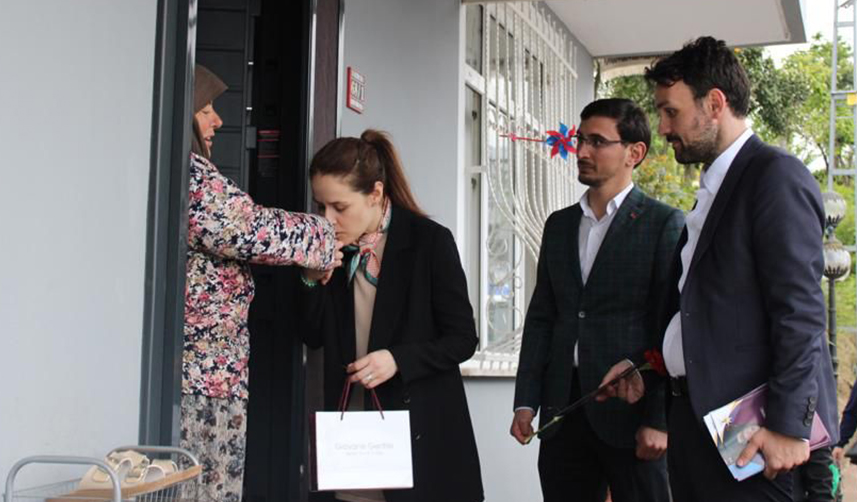 AK Parti Trabzon Milletvekili adayı Meryem Sürmen çalınmadık kapı bırakmadı