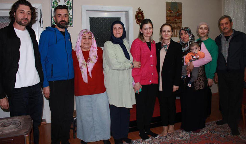 AK Parti Trabzon Milletvekili adayı Meryem Sürmen çalınmadık kapı bırakmadı