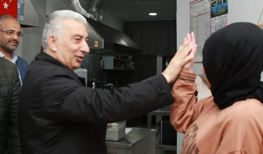 AK Parti Trabzon Milletvekili adayı Vehbi Koç'a gençlerden ilk oy desteği