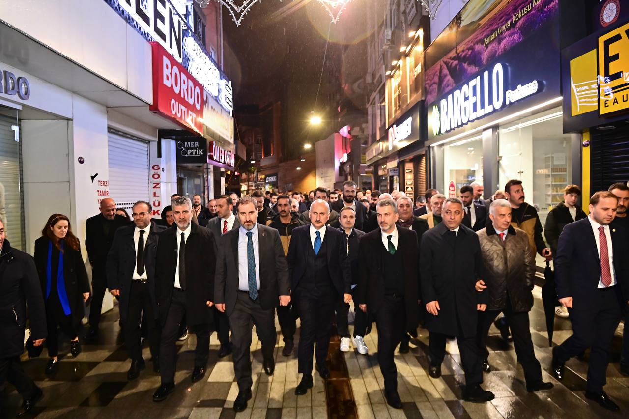 AK Parti Trabzon Milletvekili adayları ve Bakan Karaismailoğlu'na coşkulu karşılama