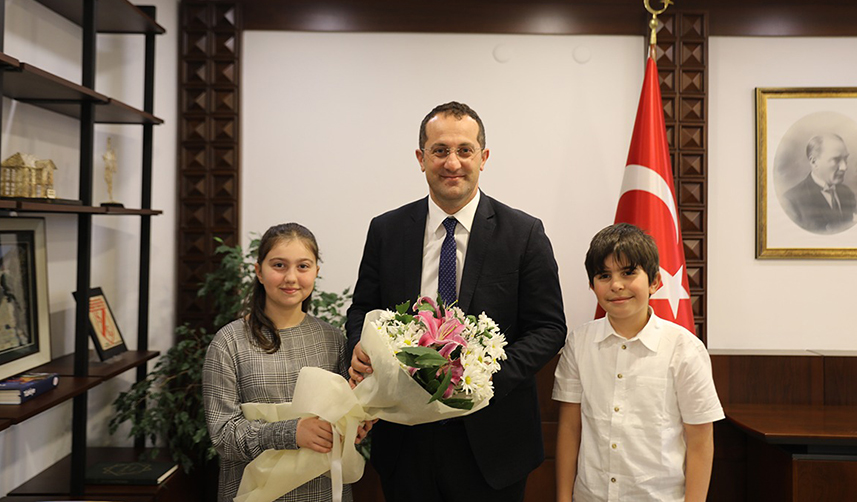 Akçaabat Belediye Başkanı Ekim, koltuğunu çocuklara devretti