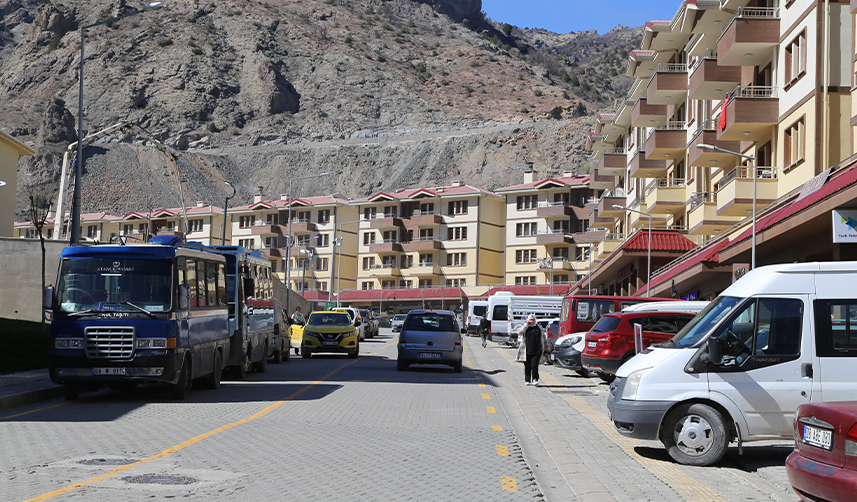 Taşınma işlemi tamamlanan Yusufeli'nde vatandaşlar yeni ilçeye alışmaya çalışıyor