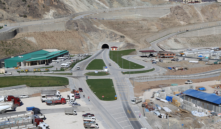 Taşınma işlemi tamamlanan Yusufeli'nde vatandaşlar yeni ilçeye alışmaya çalışıyor