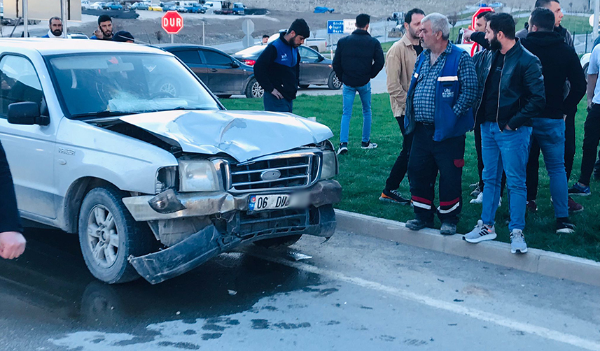 Artvin'de kamyonet ile motosiklet çarpıştı! 2 yaralı