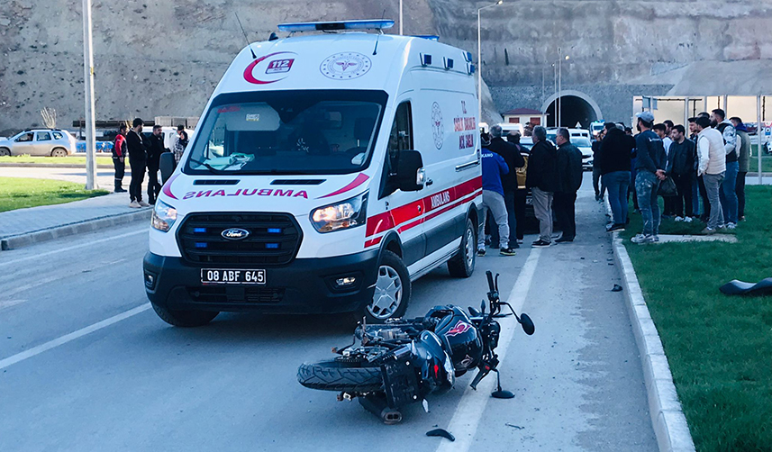 Artvin'de kamyonet ile motosiklet çarpıştı! 2 yaralı