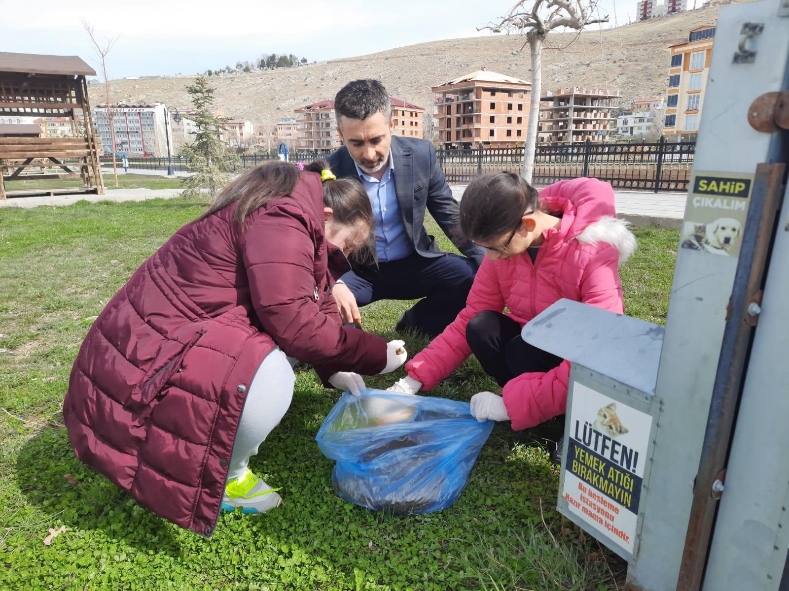 Bayburt'ta öğrenciler sokak hayvanlarını unutmadı
