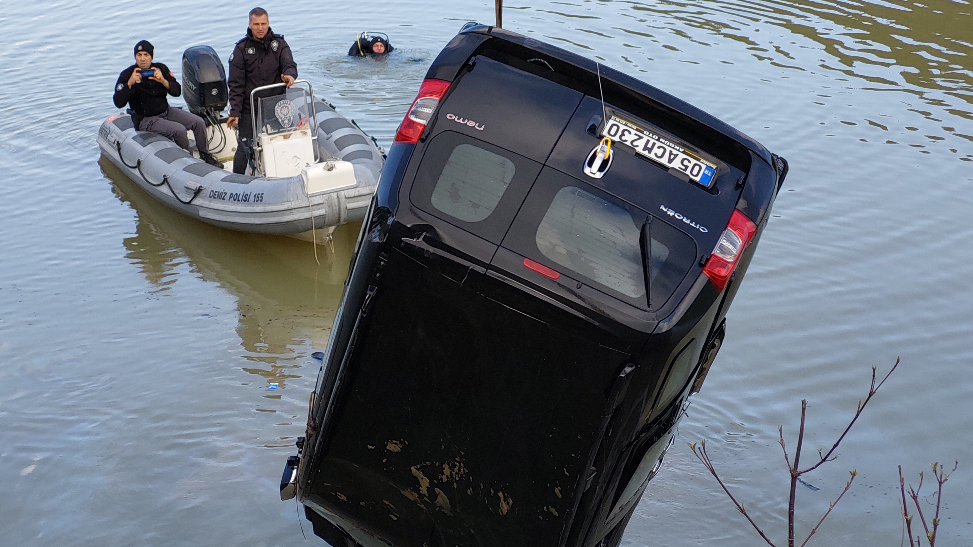 Samsun'da araç gölete uçtu! 2 ölü