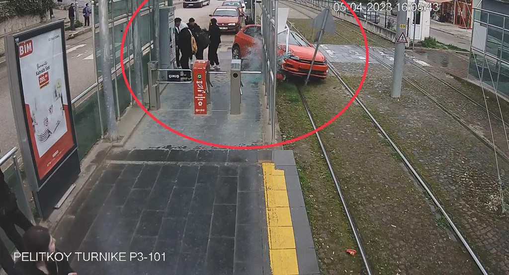 Samsun'da otomobil kontrolden çıktı! Ölümün teğet geçtiği anlar kamerada