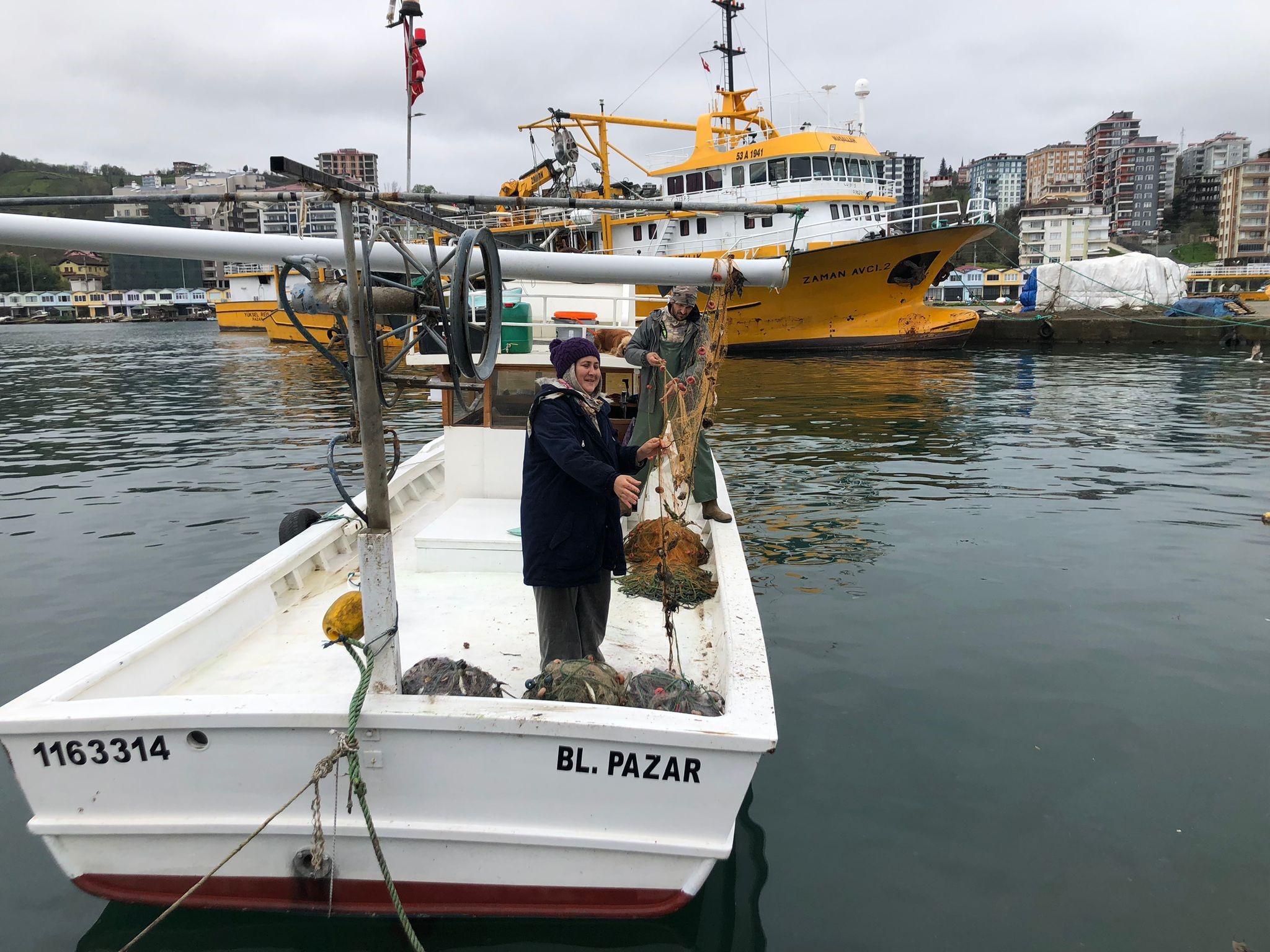 Rizeli çift yunus balıklarını elleriyle besliyor